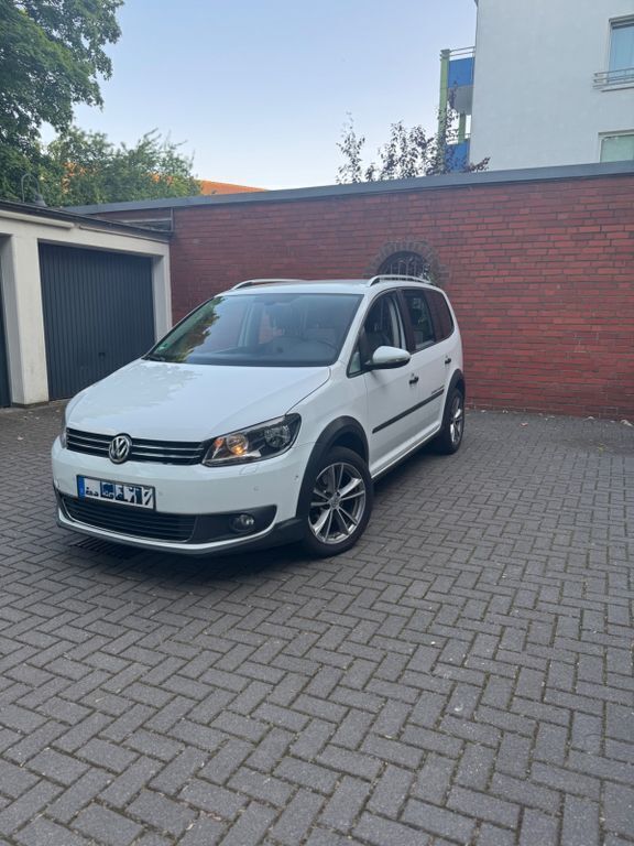 Weiß Gebraucht 2014 VW Touran Cross Van / Kleinbus | 9.400 € (Guter Preis) - Bild 1/4