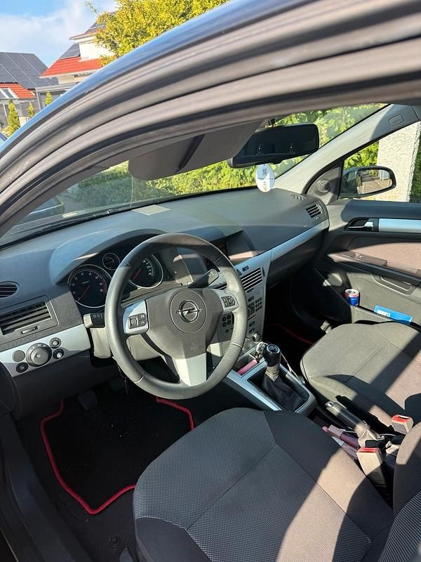 Gebraucht Opel Astra 101 PS (74 kW) 2010 Schwarz Kleinwagen