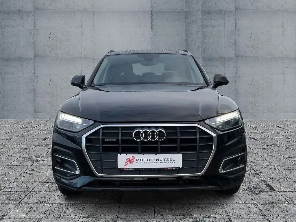 Używany Audi Q5 Basis 204 KM (150 kW) 2024 Czarny SUV