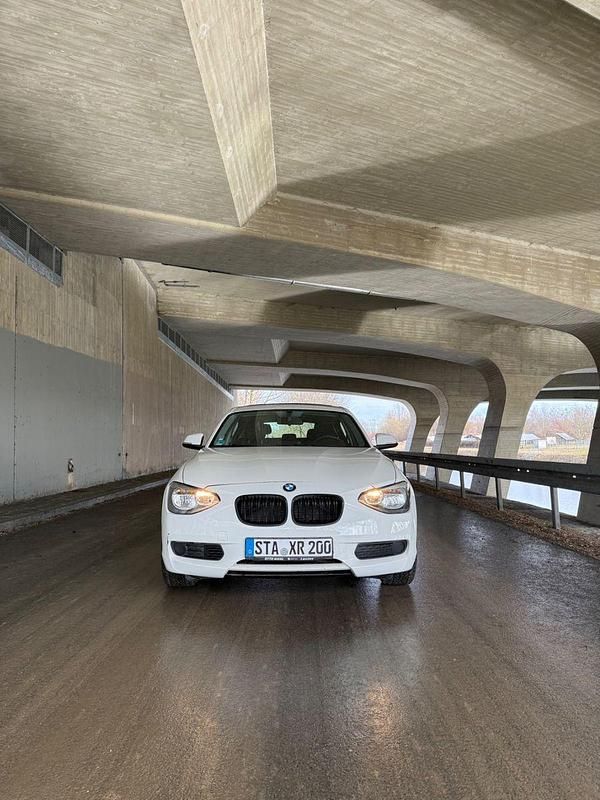 Gebraucht BMW 120 220 PS (161 kW) 2011 Weiß Kleinwagen