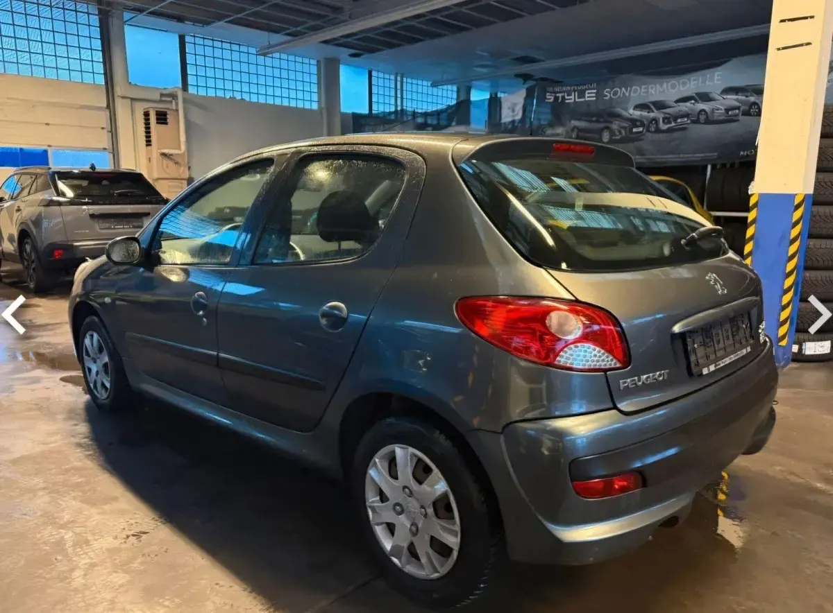 Gebraucht Peugeot 206 Style 73 PS (53 kW) 2011 Grau Limousine
