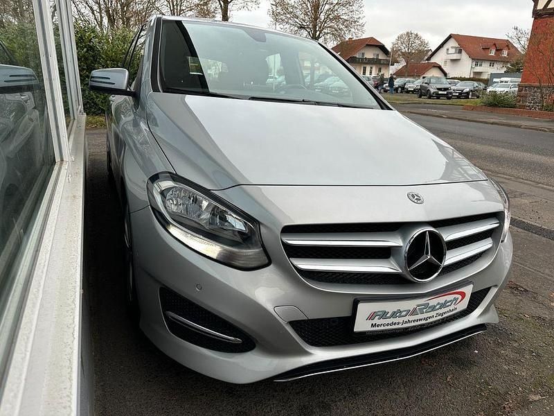 Gebraucht Mercedes B180 Business 122 PS (89 kW) 2017 Silber Van / Kleinbus