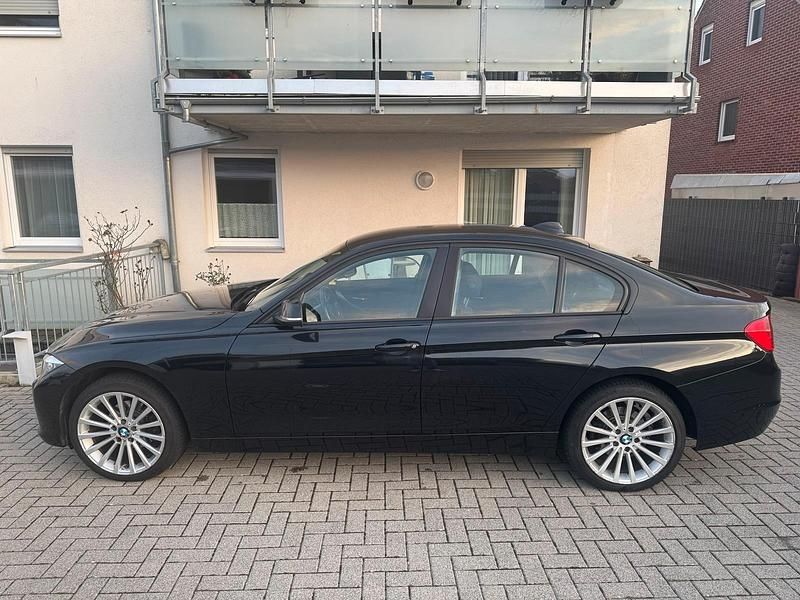 Gebraucht BMW 318 143 PS (105 kW) 2012 Schwarz Limousine