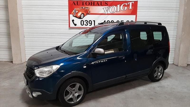 Blau Gebraucht 2017 Dacia Dokker Celebration Van | 14.998 € (Teuer) - Bild 1/4