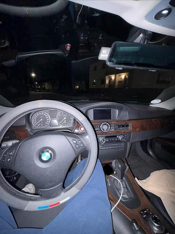 Gebraucht BMW 318 143 PS (105 kW) 2010 Silber Limousine