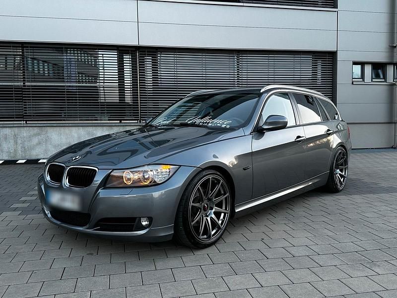 Grau Gebraucht 2011 BMW 320 Kombi | 9.900 € - Bild 1/4