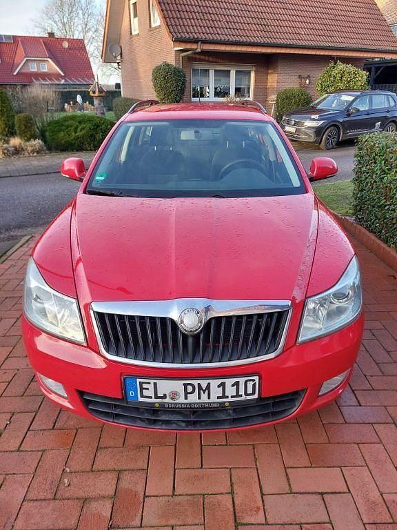 Rot Gebraucht 2009 Skoda Octavia Classic Kombi | 2.950 € - Bild 1/4