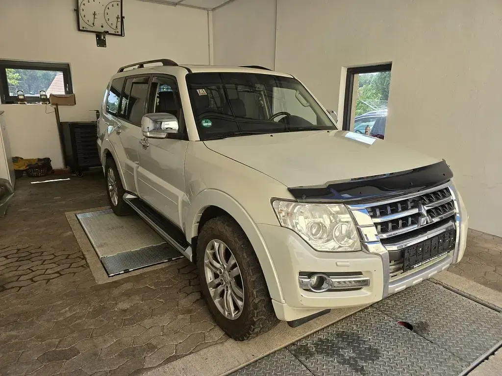 Gebraucht Mitsubishi Pajero Top 200 PS (147 kW) 2015 Weiß SUV