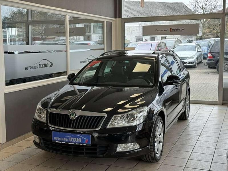 Schwarz Gebraucht 2011 Skoda Octavia Elegance Kombi | 6.490 € (Fairer Preis) - Bild 1/3