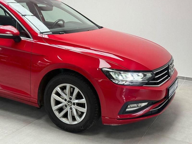 Gebraucht VW Passat 122 PS (89 kW) 2023 Rot Kombi