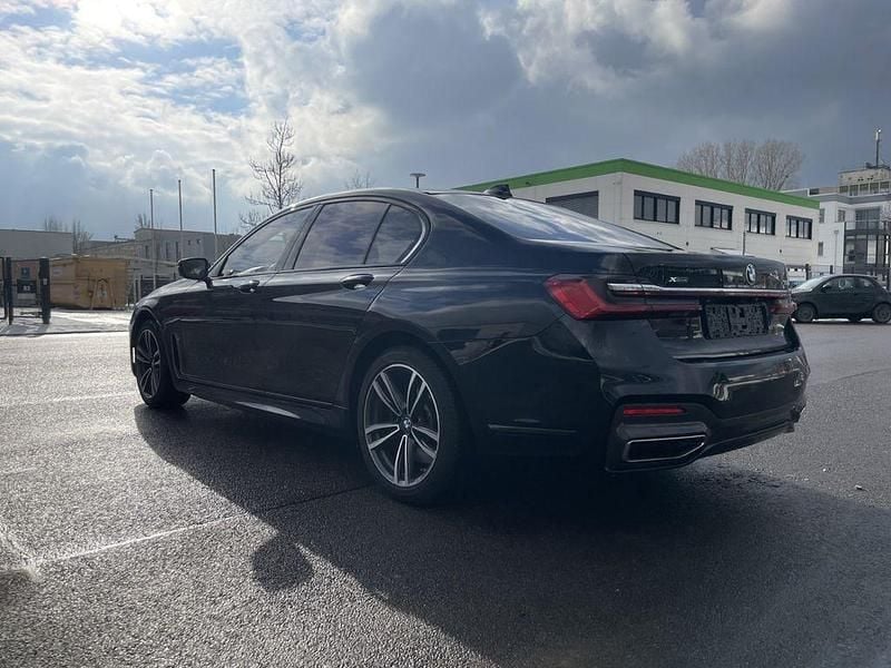 Gebraucht BMW 750 M Sport 530 PS (389 kW) 2021 Schwarz Limousine
