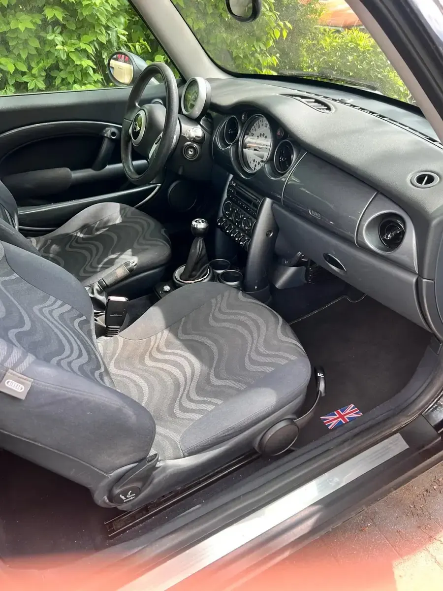 Używany Mini Cooper 90 KM (66 kW) 2003 Czarny Hatchback
