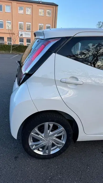Gebraucht Toyota Aygo X-play 69 PS (50 kW) 2017 Weiß Kleinwagen