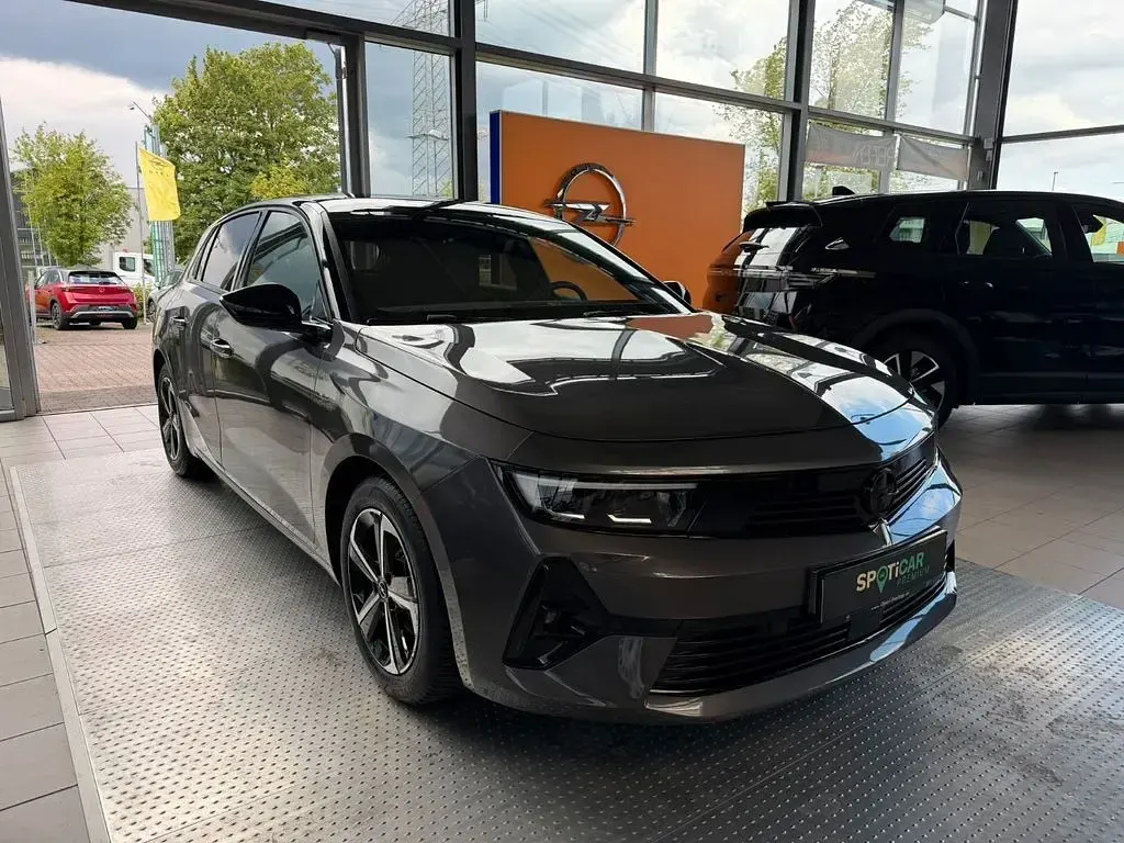Gebraucht Opel Astra 131 PS (96 kW) 2025 Vulkan grau (metallic) Limousine