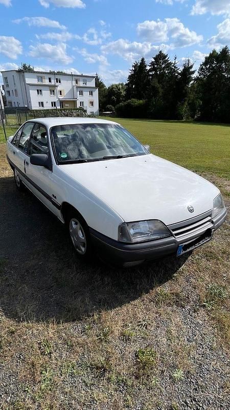 Second-hand Opel Omega 116 CP (85 kW) 1987 Alb Berlinǎ