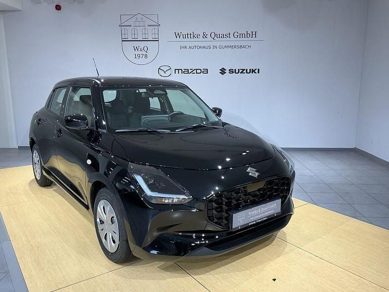 Neu Suzuki Swift Club 83 PS (61 kW) 2025 Schwarz Kleinwagen