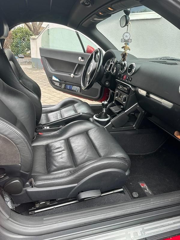 Gebraucht Audi TT Roadster 150 PS (110 kW) 2021 Rot Cabrio