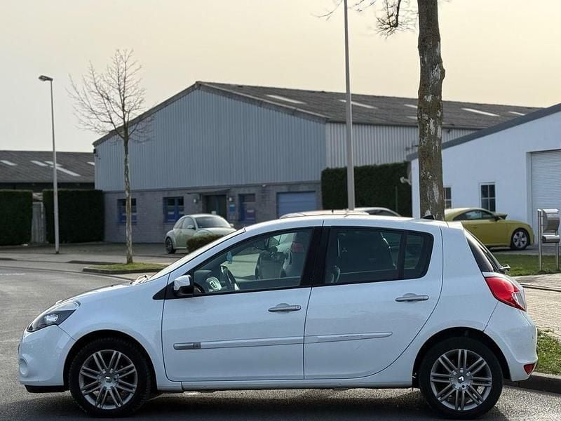 Gebraucht Renault Clio III Dynamique 79 PS (58 kW) 2011 Weiß Limousine
