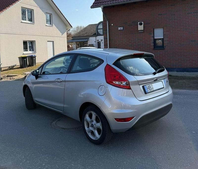 Gebraucht Ford Fiesta 60 PS (44 kW) 2012 Silber Kleinwagen
