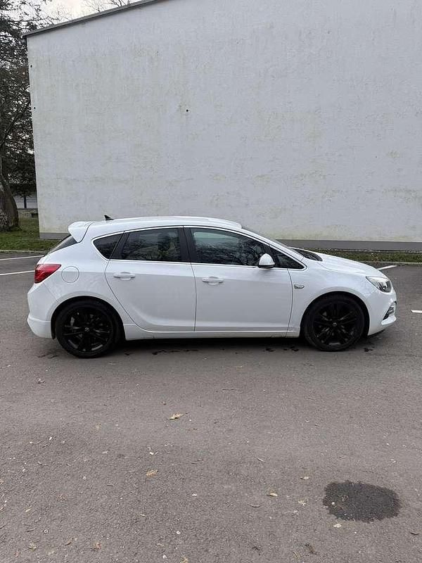 Gebraucht Opel Astra 136 PS (100 kW) 2014 Weiß Kleinwagen
