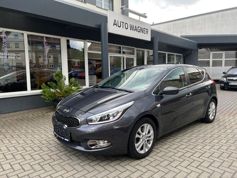 Grau Gebraucht 2015 Kia Ceed FIFA World Cup Edition Limousine | 13.990 € (Teuer) - Bild 1/4