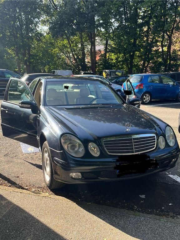Schwarz Gebraucht 2003 Mercedes E240 Classic Limousine | 3.200 € (Fairer Preis) - Bild 1/4
