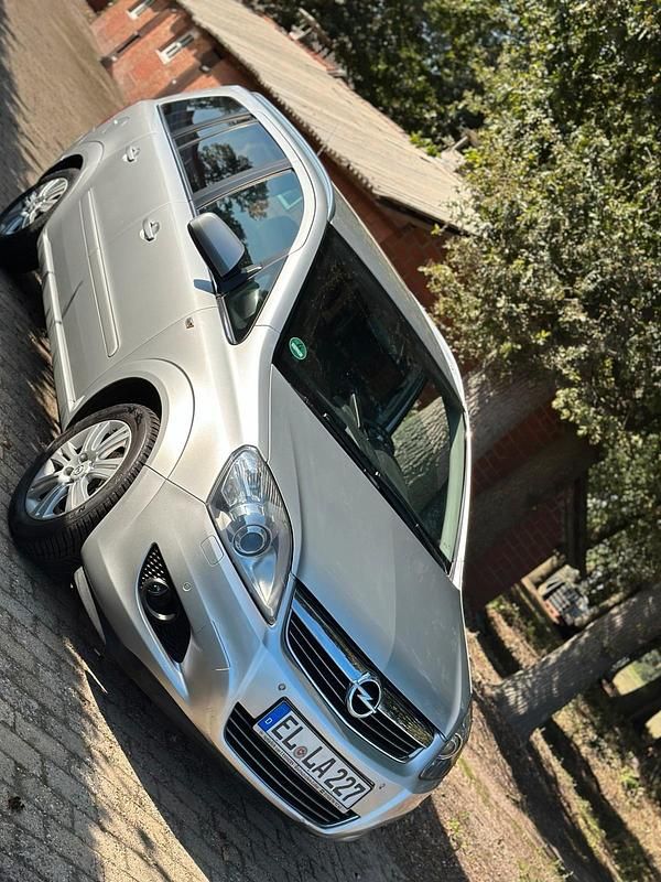 Silber Gebraucht 2013 Opel Zafira Van / Kleinbus | 4.000 € (Guter Preis) - Bild 1/4