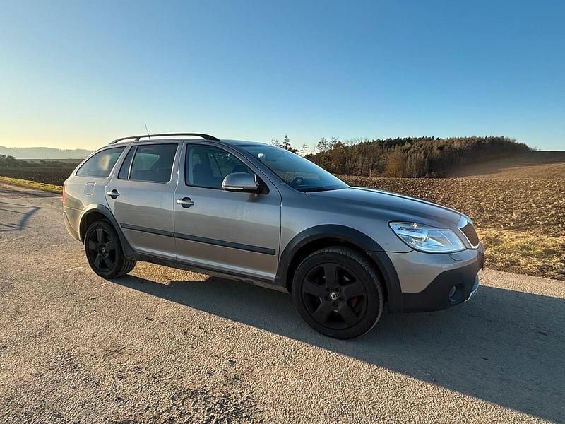 Grau Gebraucht 2011 Skoda Octavia Scout Scout 4x4 Kombi | 8.999 € - Bild 1/4