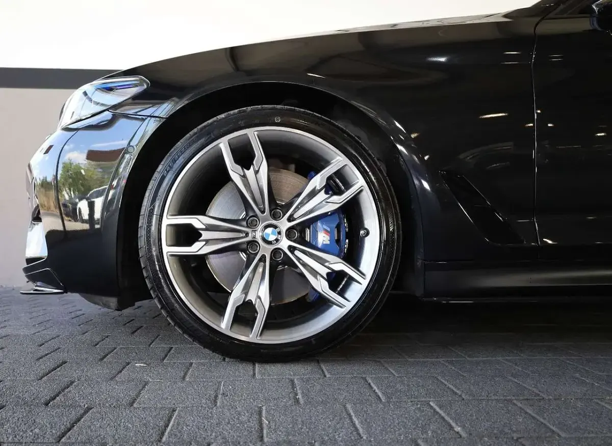 Gebraucht BMW 550 462 PS (339 kW) 2019 Black sapphire metallic (475) Limousine