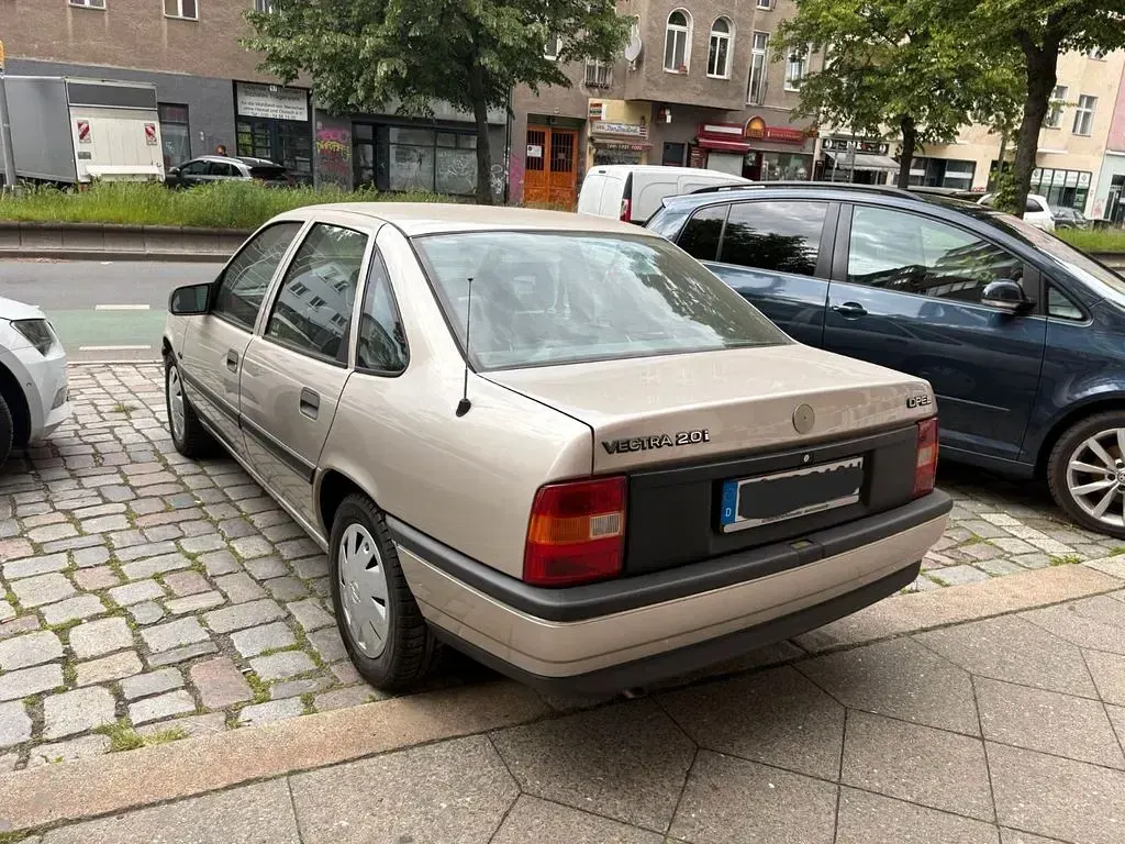 Gebraucht Opel Vectra 116 PS (85 kW) 1989 Gold Kleinwagen