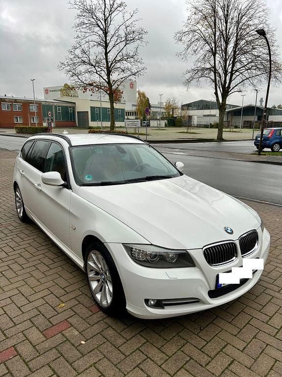 Gebraucht BMW 320 Sport Line 184 PS (135 kW) 2011 Weiß Kombi