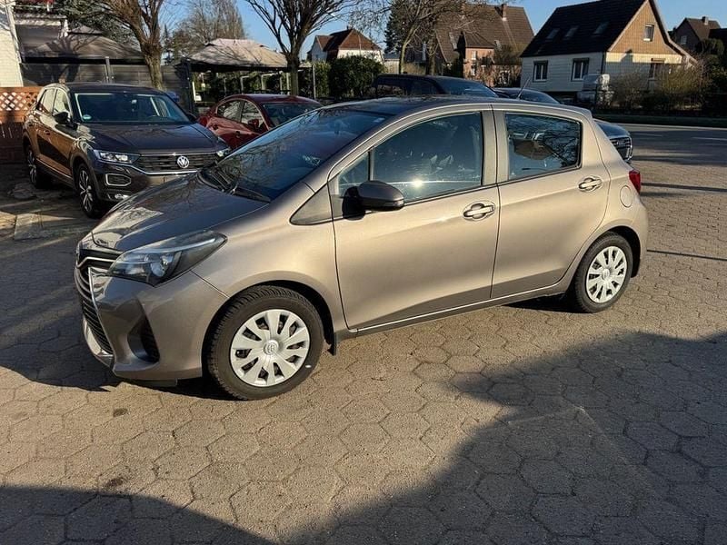 Gebraucht Toyota Yaris 99 PS (72 kW) 2015 Grau Kleinwagen