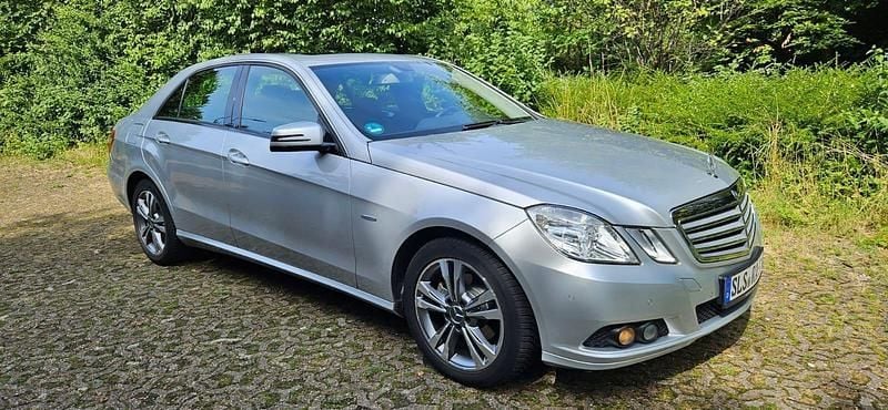 Silber Gebraucht 2010 Mercedes 200 Limousine | 14.900 € - Bild 1/4