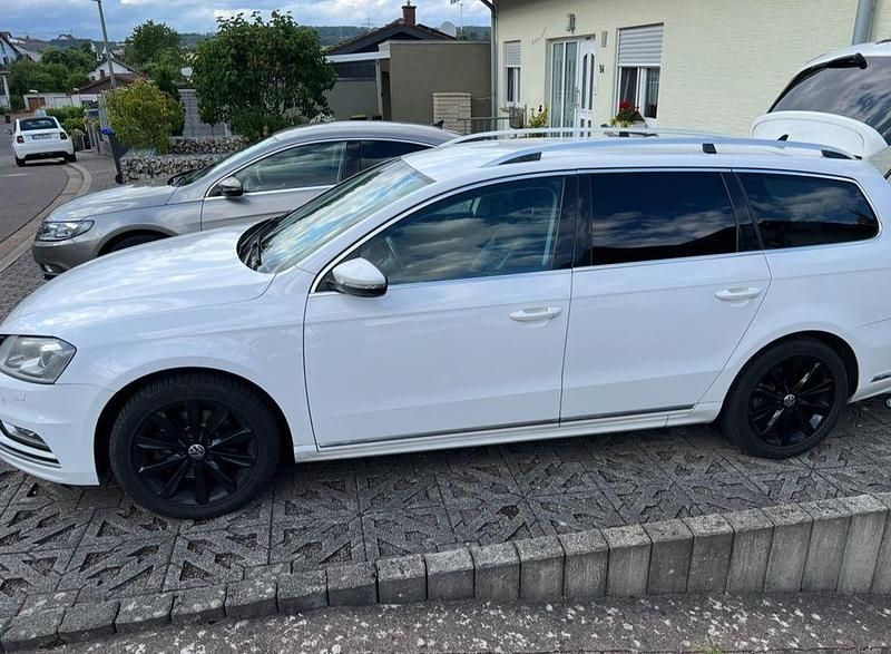 Weiß Gebraucht 2012 VW Passat R-line Kombi | 9.450 € (Etwas zu teuer) - Bild 1/4