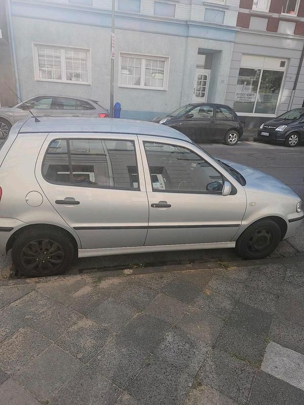 Silber Gebraucht 2000 VW Polo Limousine | 800 € (Fairer Preis) - Bild 1/4