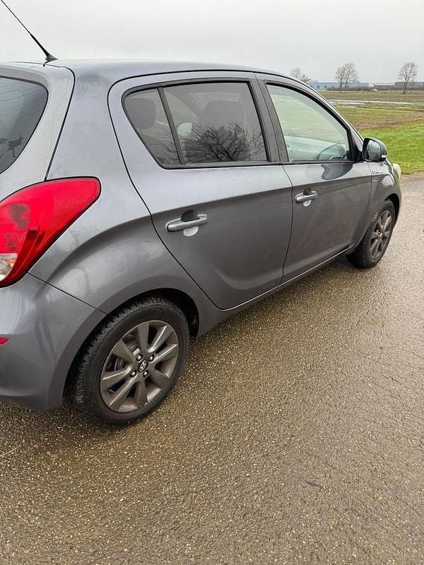 Gebraucht Hyundai i20 Trend 101 PS (74 kW) 2013 Grau Kleinwagen