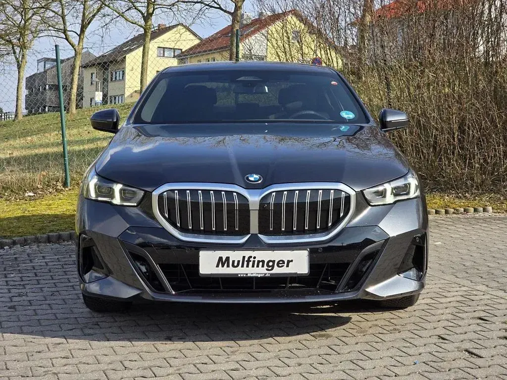Gebraucht BMW 520 M Sport 190 PS (139 kW) 2025 Sophistograu brillanteffekt (metallic) Limousine