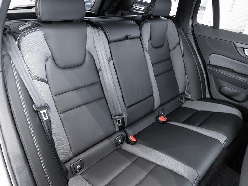 Neu Volvo V60 Plus 197 PS (144 kW) 2025 Silber Kombi