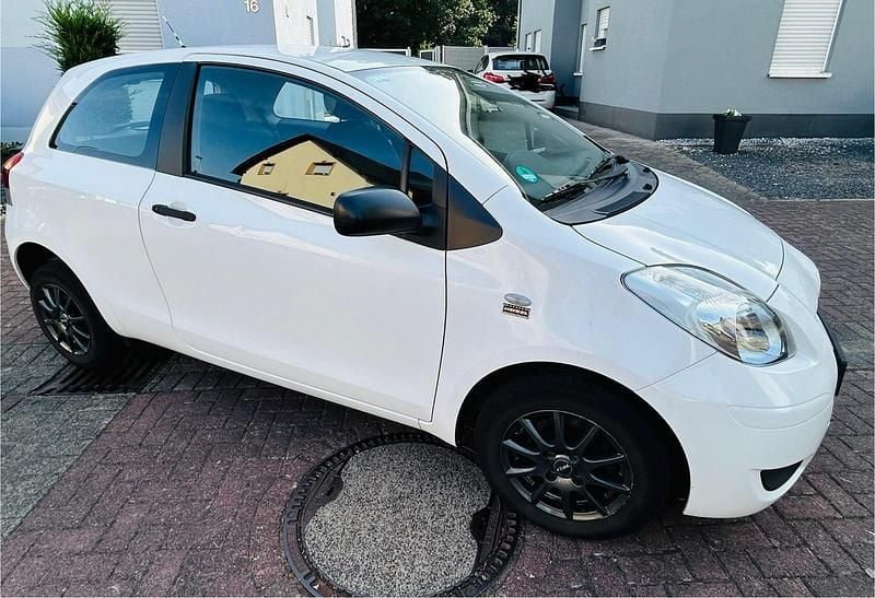Weiß Gebraucht 2009 Toyota Yaris Limousine | 2.350 € (Guter Preis) - Bild 1/4