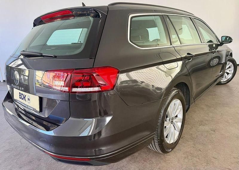 Gebraucht VW Passat 150 PS (110 kW) 2023 Grau Kombi