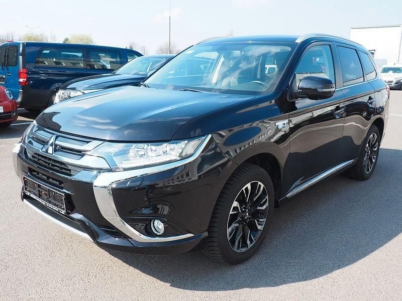 Gebraucht Mitsubishi Outlander P-HEV Plus 121 PS (88 kW) 2016 Schwarz SUV
