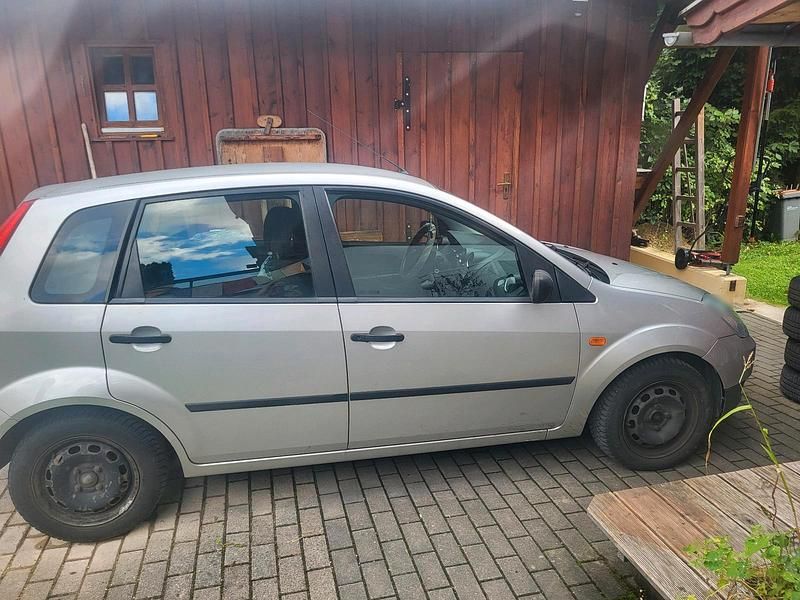 Gebraucht Ford Fiesta 68 PS (50 kW) 2004 Silber Kleinwagen