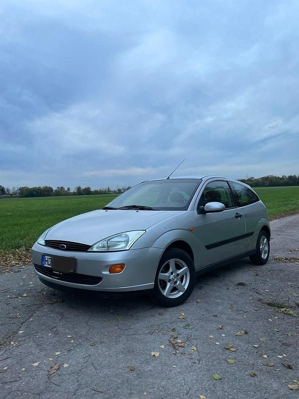 Silber Gebraucht 2001 Ford Focus Kleinwagen | 1.450 € (Fairer Preis) - Bild 1/4