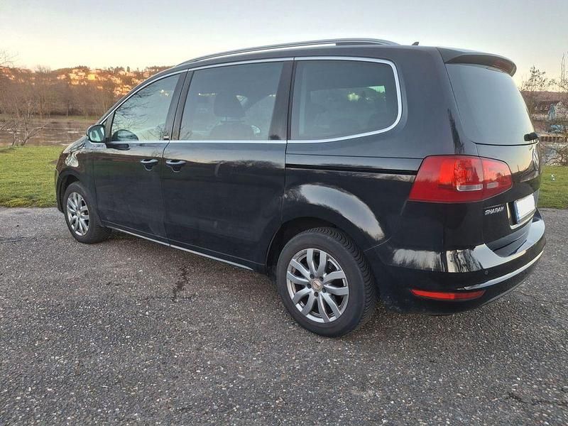 Second-hand VW Sharan 140 CP (102 kW) 2012 Negru Monovolum