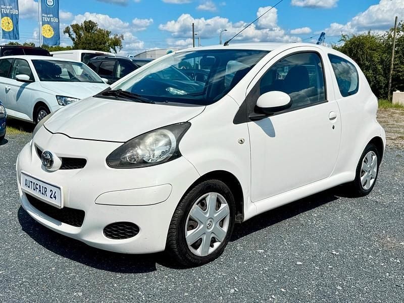 Weiß Gebraucht 2010 Toyota Aygo Kleinwagen | 2.050 € (Fairer Preis) - Bild 1/4