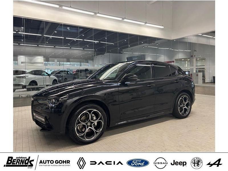 Schwarz (metallic) Gebraucht 2023 Alfa Romeo Stelvio Veloce SUV | 39.210 € (Etwas zu teuer) - Bild 1/4