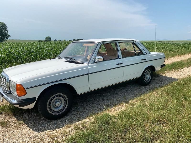 Gebraucht Mercedes E230 136 PS (100 kW) 1982 Weiß Limousine