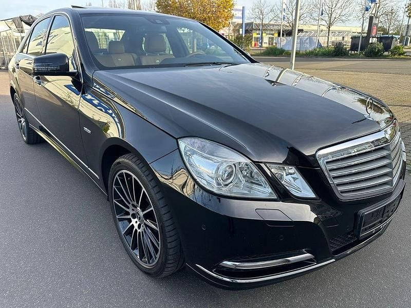 Gebraucht Mercedes E300 Elegance 231 PS (169 kW) 2011 Schwarz Limousine