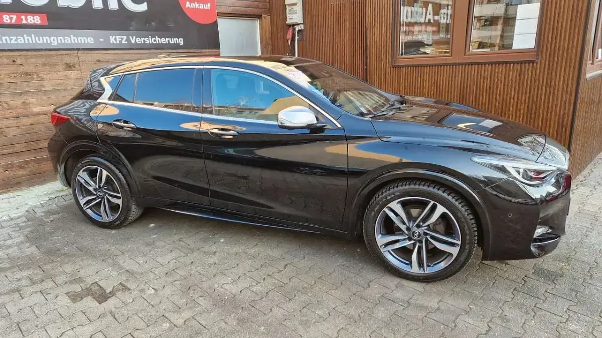 Gebraucht Infiniti Q30 Sport Tech 156 PS (114 kW) 2017 Schwarz Limousine