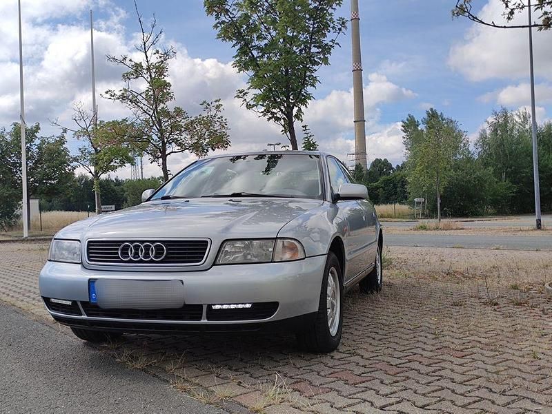 Silber Gebraucht 1998 Audi A4 Limousine | 600 € (Superpreis) - Bild 1/4